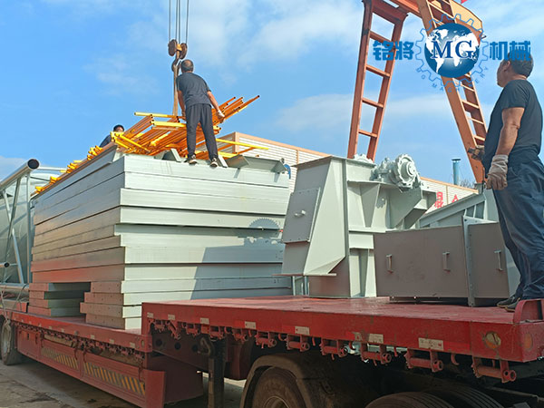 南京鱷魚集團(tuán)幹粉砂漿生產線裝車中 南京鱷魚集團幹粉砂漿(jiāng)生產線(xiàn)裝車中(zhōng)