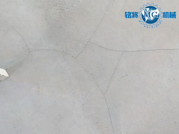 都說石膏(gāo)基自流平抗開裂,可為啥到處開裂(liè)? 都說石膏基自流平抗開裂,可為啥到處開裂?